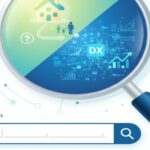 大きな虫眼鏡の中に、介護事業所を探す家族の道筋と、公表データを分析するAIネットワークの図が組み合わされている。公的サイトの検索とDX戦略の両方を表現したアイキャッチ画像。