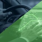 デイサービス送迎の「運転への不安」(左側の緊張した手)と、AI・DXによる「安全運転とルートの最適化」(右側の安心した手とデジタル画面)を対比させたイラスト。