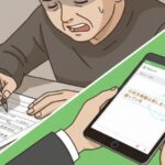 デイサービス利用状況報告書の作成に悩む職員(左側の焦燥感)と、AIや例文を活用して質が高く個別性のある記録を効率的に作成する様子(右側のデジタル画面)を対比させたイラスト。