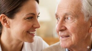 食事前に行う覚醒レベル確認（アイコンタクトと声かけ）のシーン