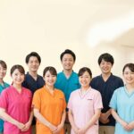 笑顔で働く介護スタッフと、処遇改善加算による賃金向上・キャリアアップを象徴するアイコンのイメージ