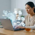 デジタルアシスタントのアイコンが浮かぶノートパソコンで、複雑な介護単位の数値を効率的に整理するケアマネジャーのイメージ。