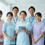笑顔でタブレットを囲むホームヘルパーたちと、ICTによるチームの繋がりを表す光のイメージ。