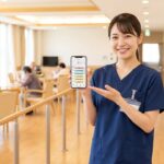 スマホのアプリを活用してスポットワークやDXを導入する明るい日本の介護施設の様子スマホのアプリを活用してスポットワークやDXを導入する明るい日本の介護施設の様子